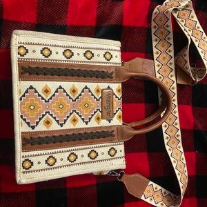 My selling this because it’s not really my style and I don’t use it anymore.